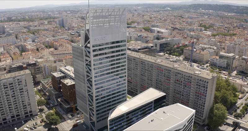 Vidéo avec prises de vues drone sur la pose d'une enseigne au centre Lyon